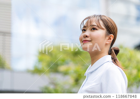 年輕的女護士。攝影合作:電波學園教育法人、東京電子學專業學校 年輕的女護士。攝影合作:電波學園教育法人、東京電子學專業學校 118667848
