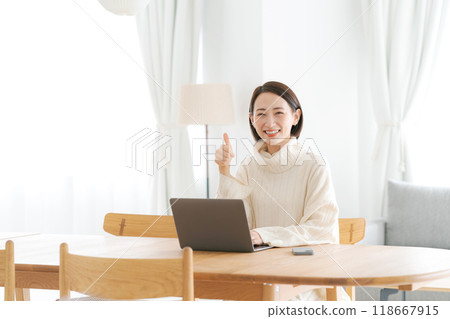 在家裡經營個人電腦的女性 118667915