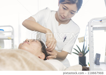 針灸師做美容針灸 118667988