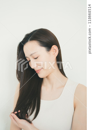年輕長髮女性的頭髮護理 118668514