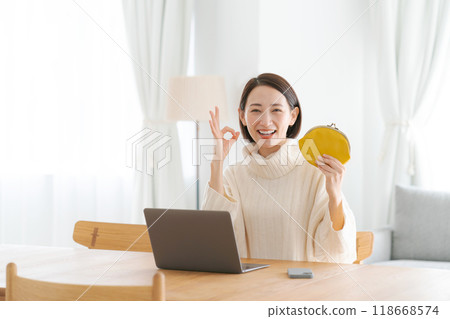 拿著錢包的微笑的婦女 118668574