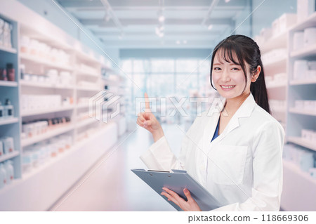 在藥局工作的女藥劑師 118669306