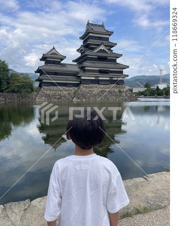 一個男孩看著松本城的後視圖 118669324