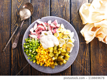 A fresh crab salad, with crabs claw and crab crackers. 118669678