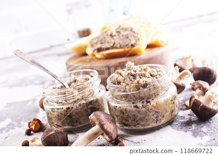 Mushrooms fried with onion in glass bank 118669722
