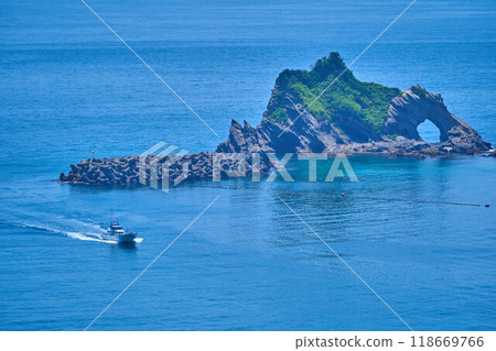 View of large bokke and fishing boats from Kyonan Town, Awa District, Chiba Prefecture 118669766
