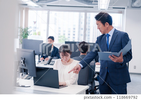 年輕女員工在辦公室被老闆斥責 118669792