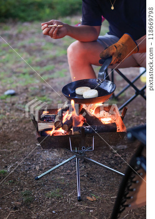 Camping food cooking 118669798