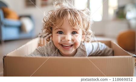 白人男孩在紙箱玩耍 118669852