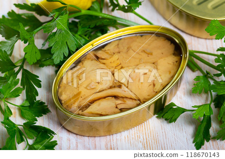 Canned tuna with parsley and lemon on a wooden table Canned tuna with parsley and lemon on a wooden table 118670143