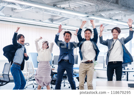Business people jumping with joy in the office Business people jumping with joy in the office 118670295