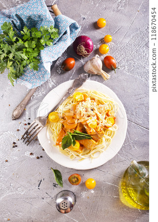 Pasta spaghetti with beef sauce, tomatoes, parmesan cheese and fresh basil 118670454