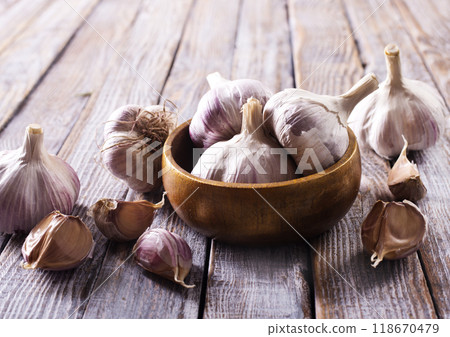 Garlic Cloves and Bulb in vintage wooden bowl. 118670479