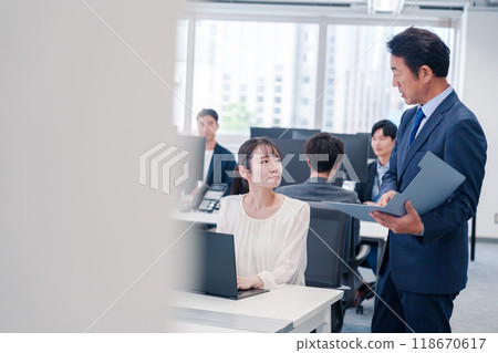 A young female employee who looks down on her boss A young female employee who looks down on her boss 118670617