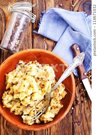Mashed potato with fried onion in bowl 118671032