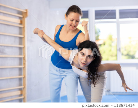 women perform elbow blow women perform elbow blow 118671434