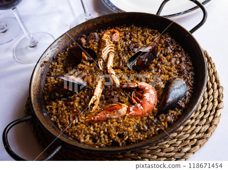 Traditional Spanish Paella Traditional Spanish Paella 118671454
