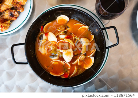 Top view of cockles a la marinera 118671564