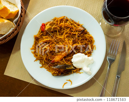 Valencian seafood fideua with shrimps, squid and clams 118671583