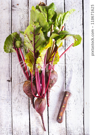 Bunch of fresh organic beetroots 118671625