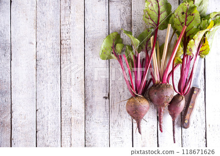 Bunch of fresh organic beetroots 118671626