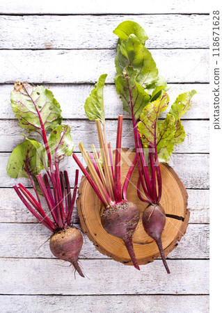 Bunch of fresh organic beetroots Bunch of fresh organic beetroots 118671628