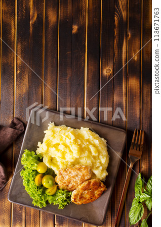 Chicken cutlets with mashed potatoes, meat cutlets with mashed potatoes and tomatoes 118671763