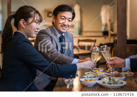 Men and women of colleagues, colleagues, bosses and subordinates who have a year-end party, New Year party, drinking party, banquet at an izakaya 118672416