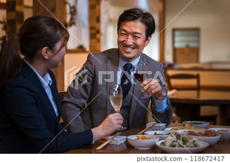 在居酒屋舉行年終晚會、新年晚會、酒會、宴會的男女同事、同事、上司和下屬 在居酒屋舉行年終晚會、新年晚會、酒會、宴會的男女同事、同事、上司和下屬 118672417