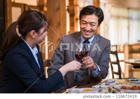 在居酒屋舉行年終晚會、新年晚會、酒會、宴會的男女同事、同事、上司和下屬 118672419