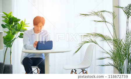 一名男子在辦公室使用平板電腦 一名男子在辦公室使用平板電腦 118672739
