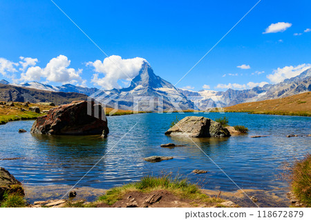 View of Stelli Lake (Stellisee) and Matterhorn mountain at summer in Zermatt, Swiss Alps, Switzerland 118672879