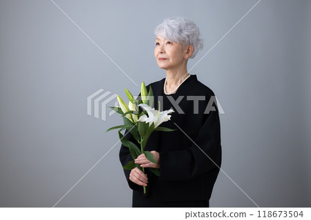senior woman in mourning clothes senior woman in mourning clothes 118673504