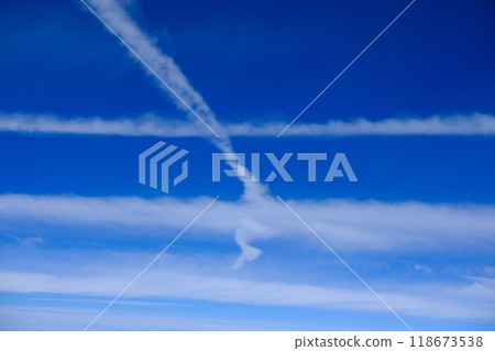 Contrail seen from inside the plane 118673538