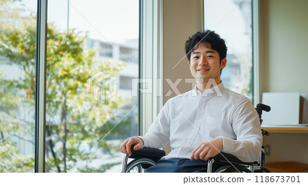一個男人坐在輪椅上 118673701