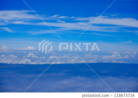 從飛機上看到的八月雲 118673726