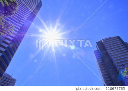 橫濱港未來塔公寓與陽光照耀 橫濱港未來塔公寓與陽光照耀 118673765