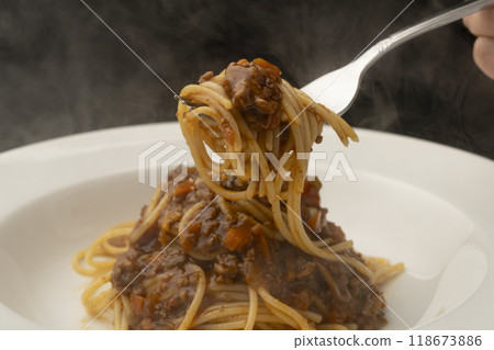 肉醬義大利麵 用叉子將義大利麵捲起來，然後提起。 118673886