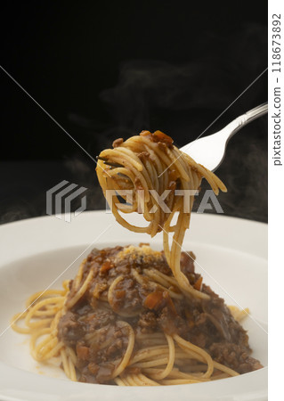 Spaghetti with meat sauce: Roll the pasta around a fork and lift it up Spaghetti with meat sauce: Roll the pasta around a fork and lift it up 118673892