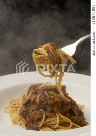 Spaghetti with meat sauce: Roll the pasta around a fork and lift it up Spaghetti with meat sauce: Roll the pasta around a fork and lift it up 118673893