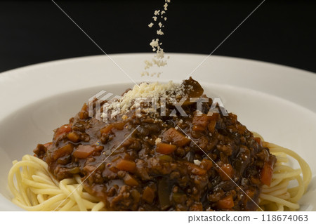肉醬義大利麵配上磨碎的起司 118674063