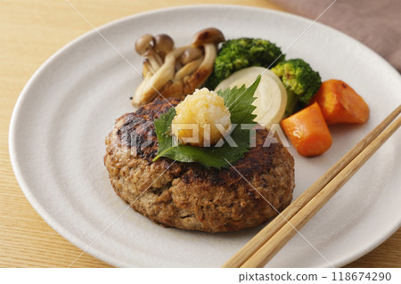 日式漢堡牛排佐蘿蔔泥 日式漢堡牛排佐蘿蔔泥 118674290