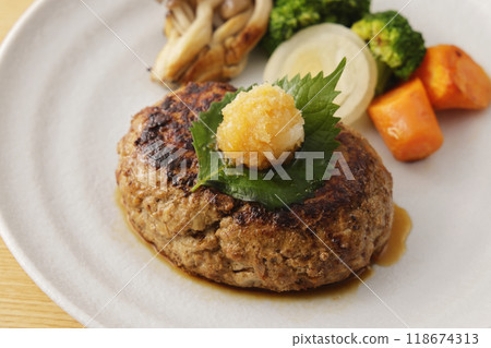 日式漢堡牛排佐蘿蔔泥 118674313