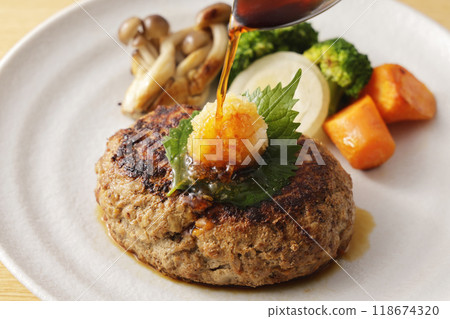 日式漢堡牛排佐蘿蔔泥 118674320