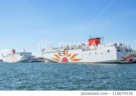 The large ferry "Sunflower" anchored in Osaka Bay, Osaka City, Osaka Prefecture 118674336