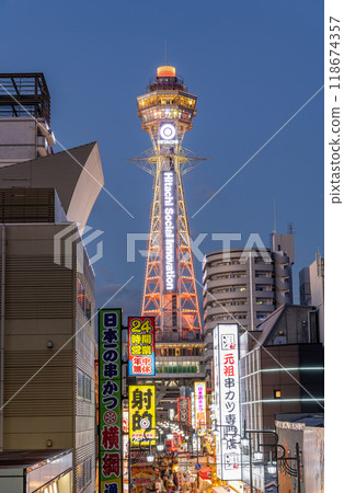 大阪府大阪市浪速區,大阪的象徵,燈火通明的通天閣和周圍的城市景觀 大阪府大阪市浪速區,大阪的象徵,燈火通明的通天閣和周圍的城市景觀 118674357
