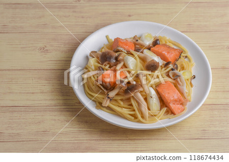 Salmon spaghetti 118674434