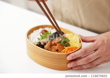 媽媽在廚房做飯盒的場景 媽媽在廚房做飯盒的場景 118674602