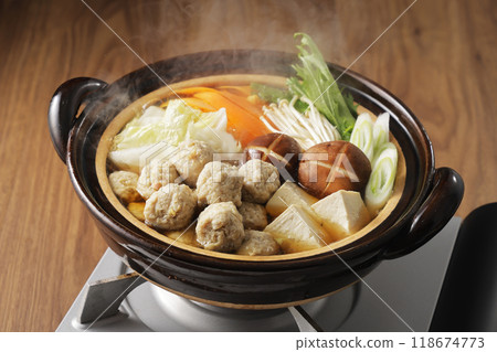 雞肉魚丸火鍋 118674773