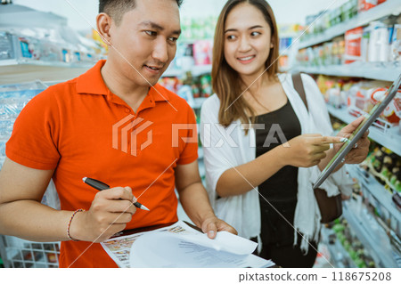close up of male shop assistant and business owner looking data on tablet 118675208